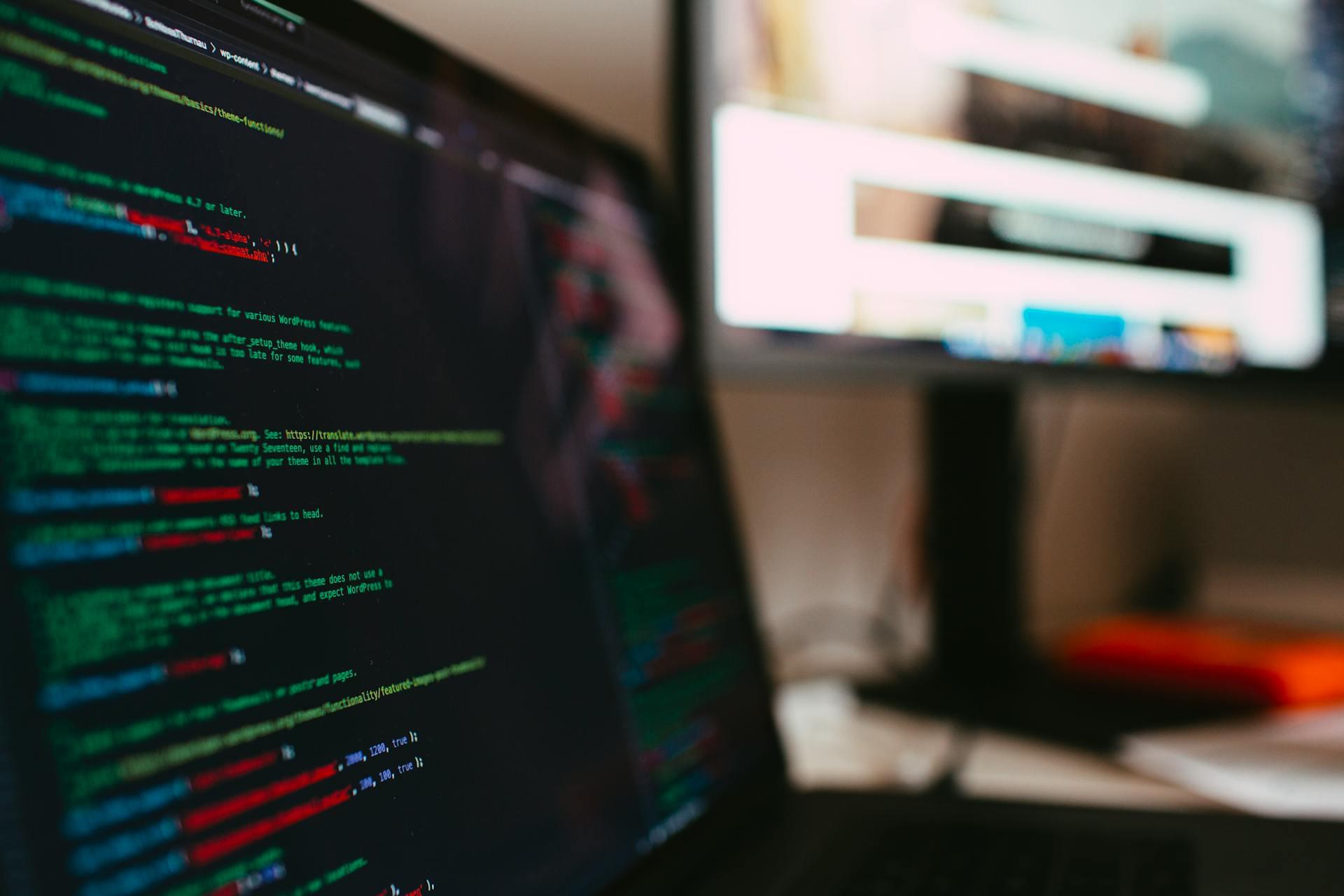 Иллюстрация: команда обсуждает IT-проекты и навыки